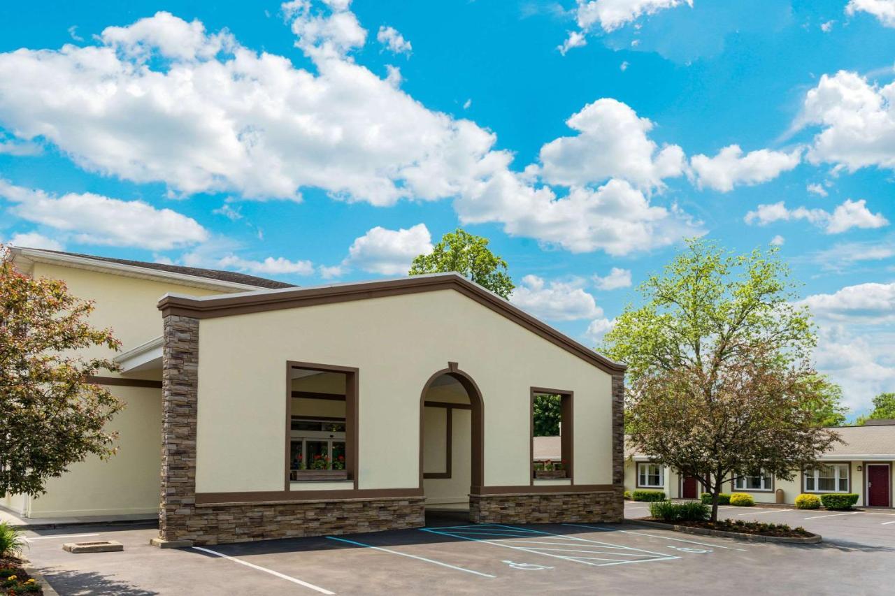 Rodeway Inn Poughkeepsie Bagian luar foto