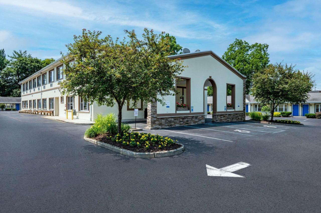 Rodeway Inn Poughkeepsie Bagian luar foto
