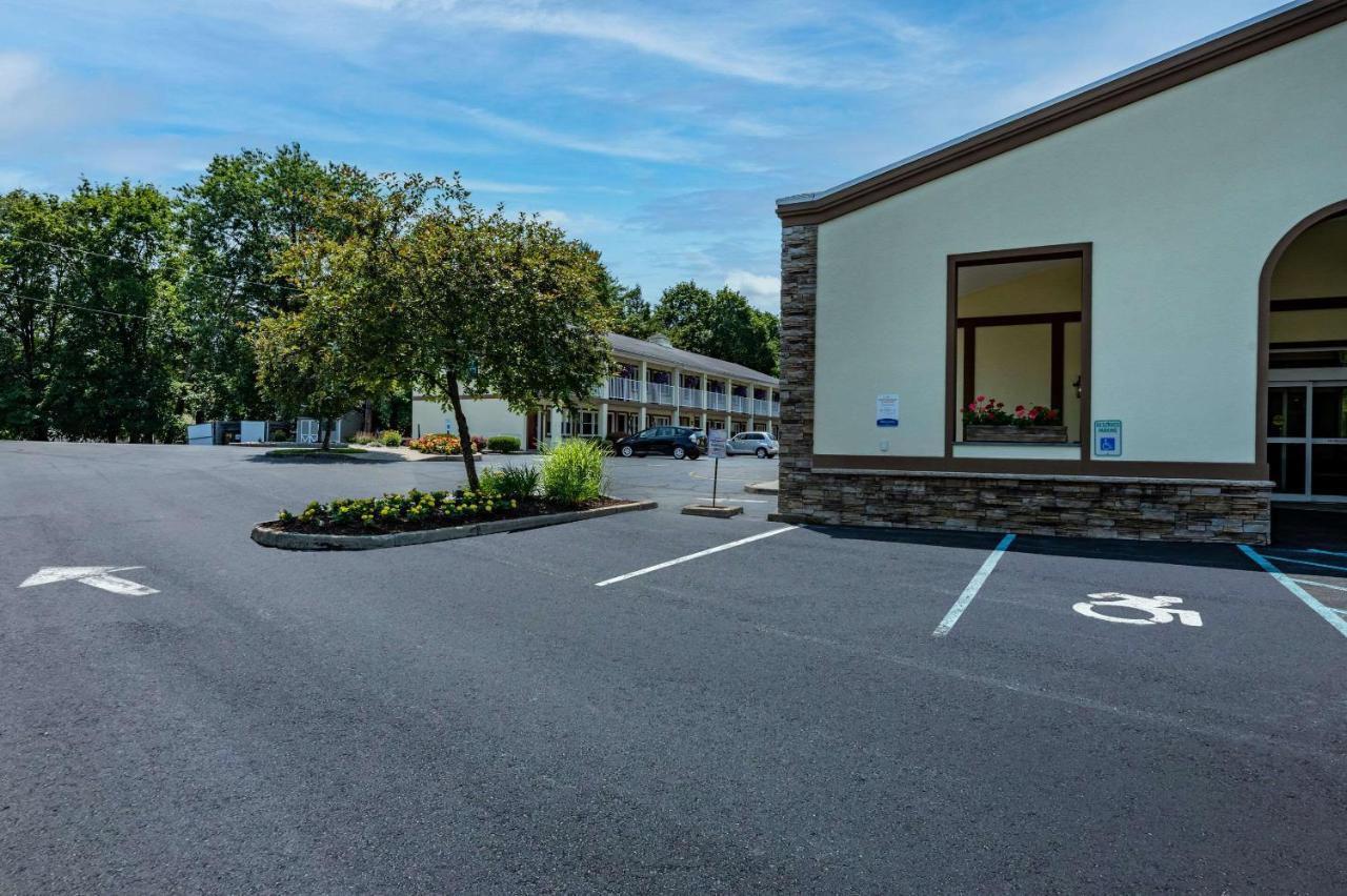 Rodeway Inn Poughkeepsie Bagian luar foto
