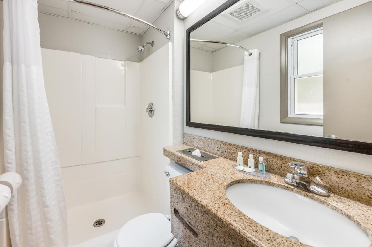 Rodeway Inn Poughkeepsie Bagian luar foto