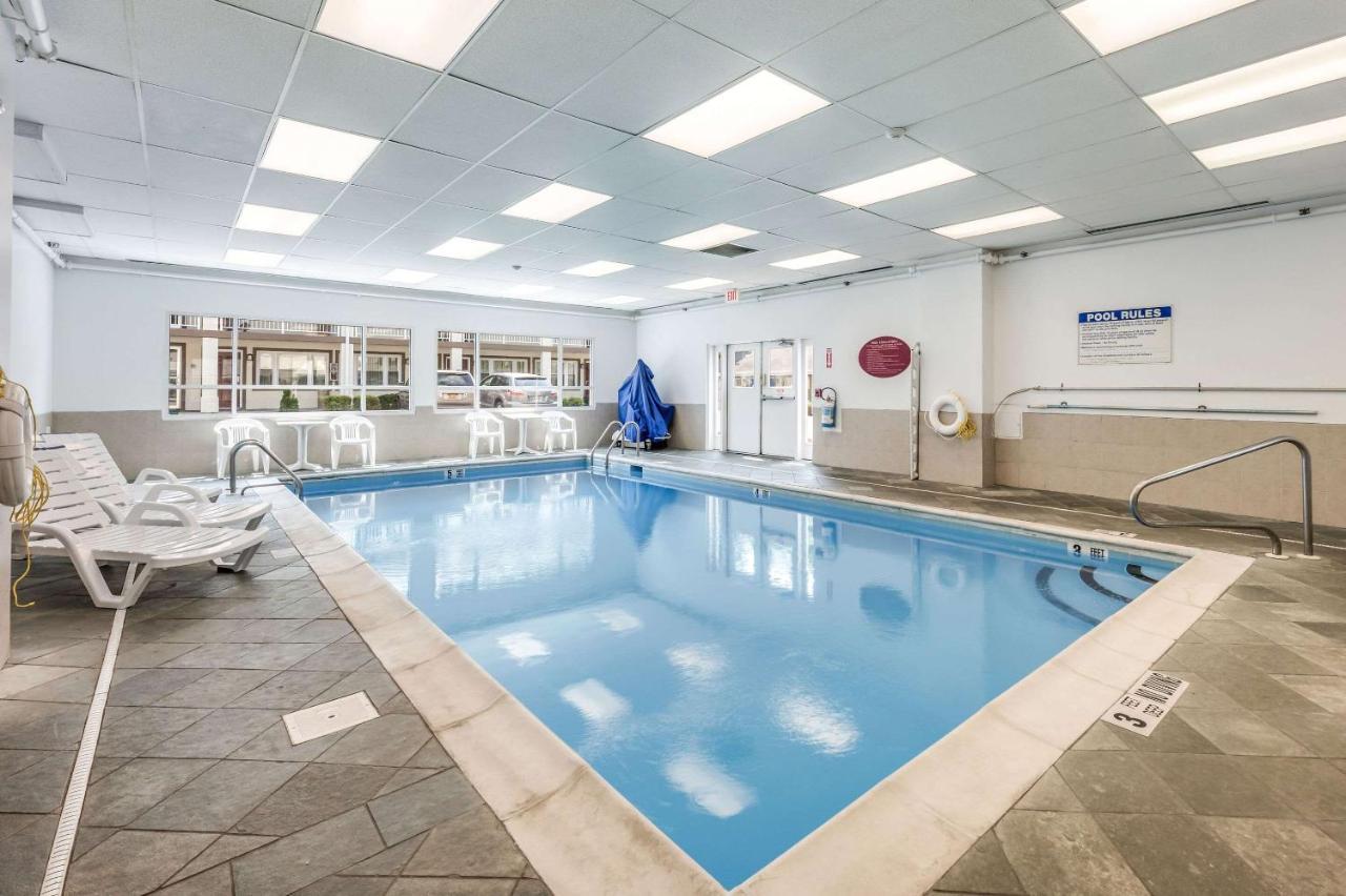 Rodeway Inn Poughkeepsie Bagian luar foto