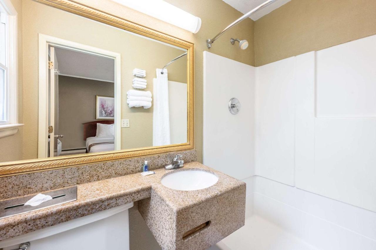 Rodeway Inn Poughkeepsie Bagian luar foto